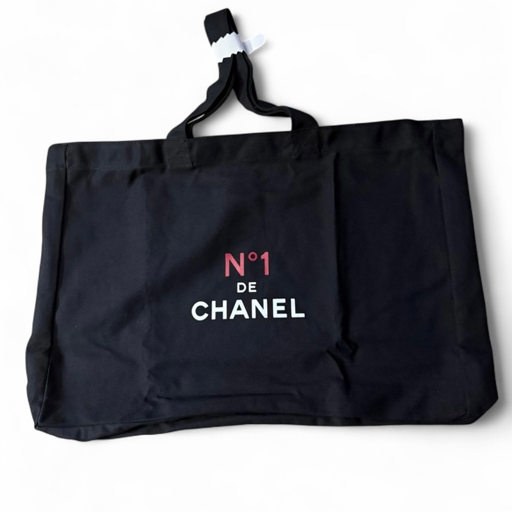 CHANEL No. 1 Skincare Novelty Tote/Black